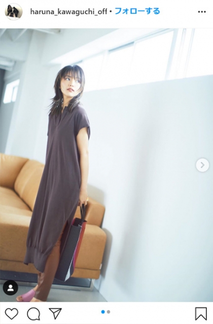 川口春奈が投稿した、女性ファッション誌『GINGER』最新号に掲載されているカット。スリットワンピース（Instagramより@haruna