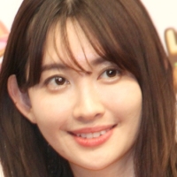 小嶋陽菜 ピンクのスタジャン 太ももに釘付け 美しい 美脚だね と話題 エンタメ