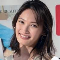 大政絢 ショートパンツの私服 脚きれい 美しい アクセサリーも 可愛い エンタメ