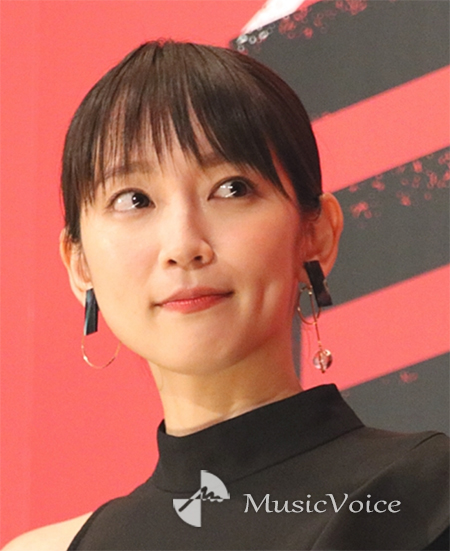 吉岡里帆 スイカに口づけ 食べる姿が妖艶 美し過ぎます Friday 掲載のカット エンタメ