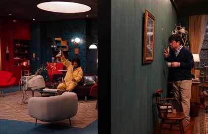 舎人真一（演・香取慎吾）の部屋を覗く粕谷次郎（娘・佐藤二朗）