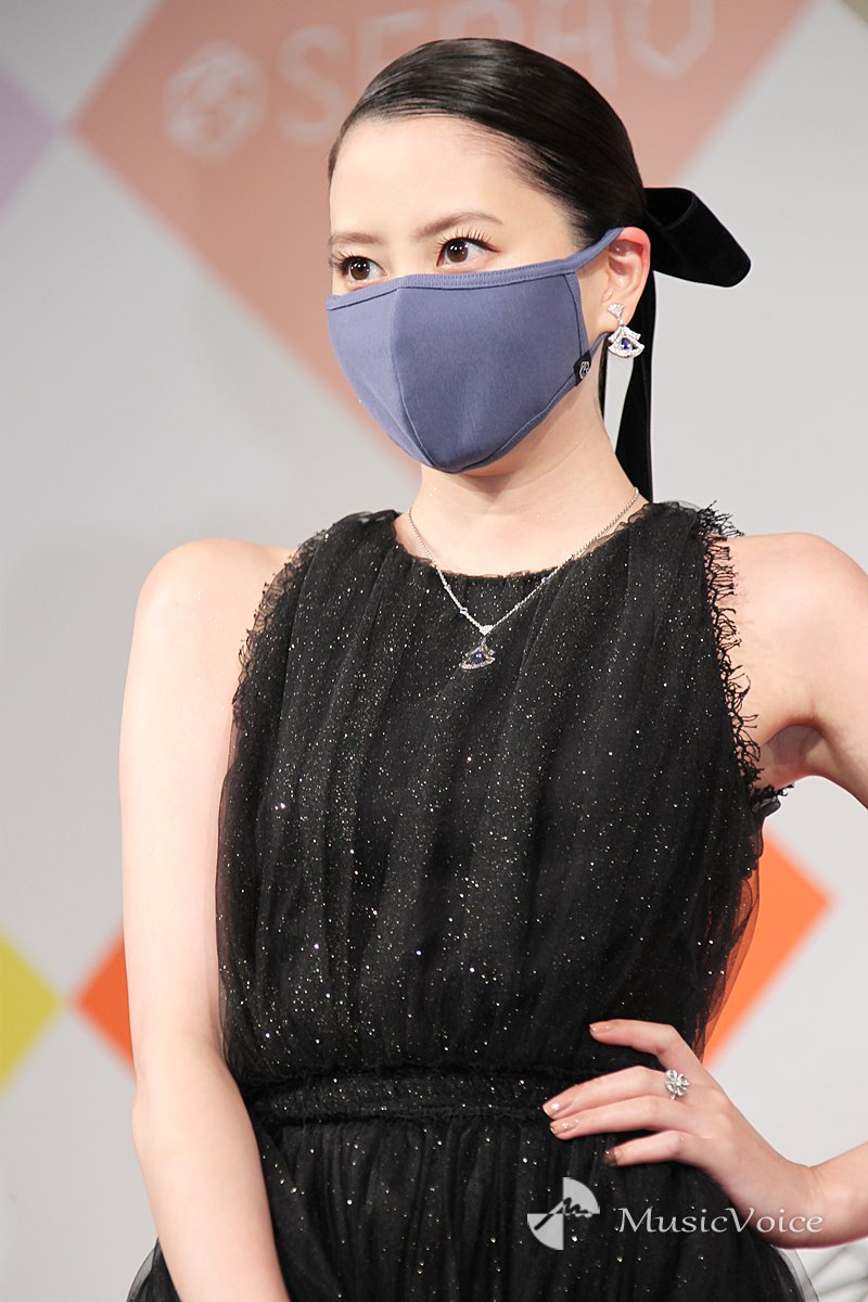 河北麻友子が マスク賞 シースルードレスで 光栄 ベストマスクニストアワード授賞式 エンタメ