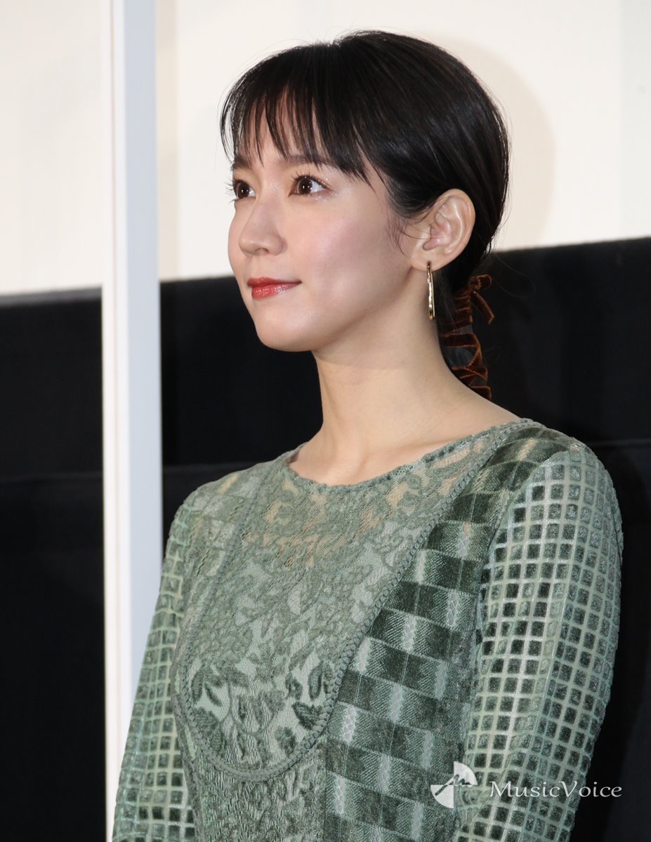 美しいにもほどがある 吉岡里帆 胸元を大胆に Spring オフショット反響 エンタメ 美しいにもほどがある 吉岡里帆 胸元を大胆に Spring オフショット反響 エンタメ