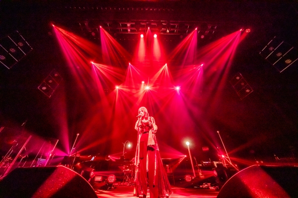 Lisa アコースティックライブで見せたシンガーの本質 Live Is Smile Always Unlasting Shadow 音楽 Lisa アコースティックライブで見せたシンガーの本質 Live Is Smile Always Unlasting Shadow 音楽