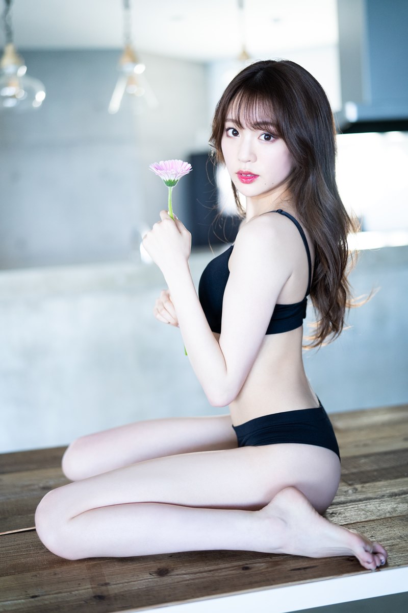 写真】『志田友美写真集 RESTART』【エンタメ】 写真】『志田友美写真集 RESTART』【エンタメ】