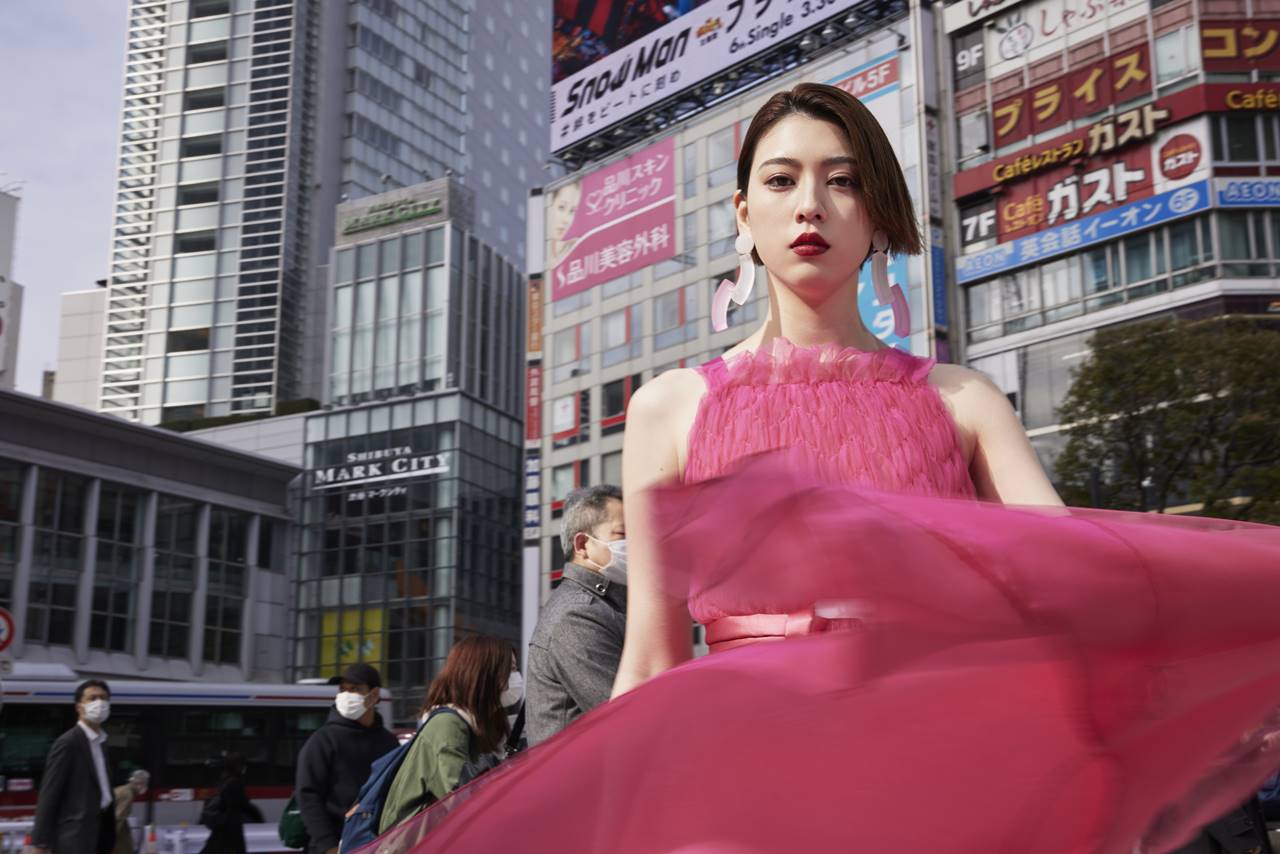 三吉彩花、「ジョルジオ アルマーニ」が選ぶ世界の女性12人の日本代表に「私にとって意味のある場所で」