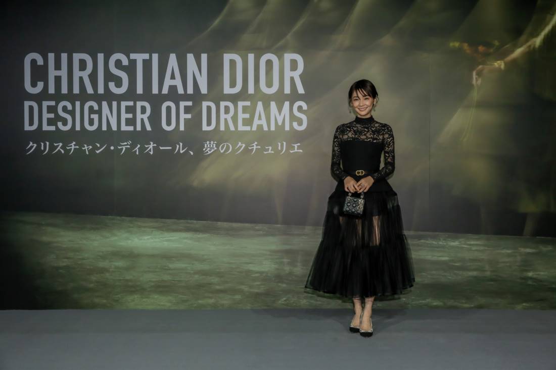 【動画ニュース】倉科カナ、レースドレスで美脚＆美デコルテ「透け感があるのがポイントです」：『クリスチャン・ディオール、夢のクチュリエ』展
