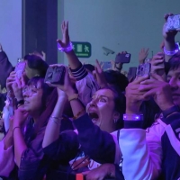 熱狂する現地ファン　NHK提供