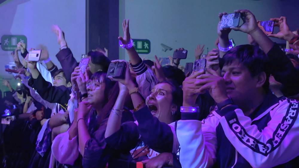 熱狂する現地ファン　NHK提供